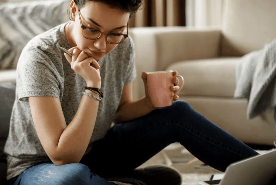 Woman using laptopn